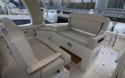 Boston Whaler 350 Realm