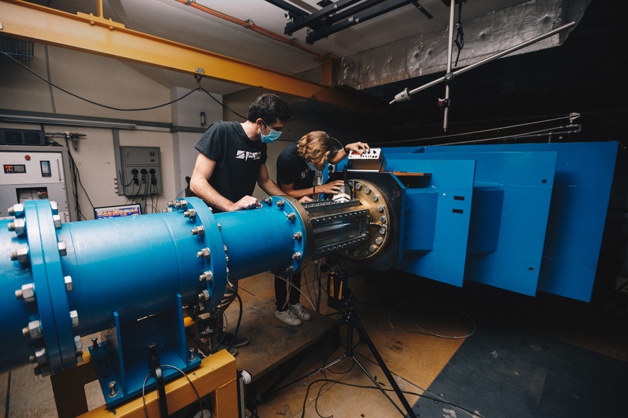 Проверка профилей подводных крыльев в высокоскоростном кавитационном туннеле EPFL
