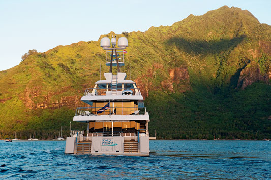 A retractable beach platform mounted aft opens in seconds.