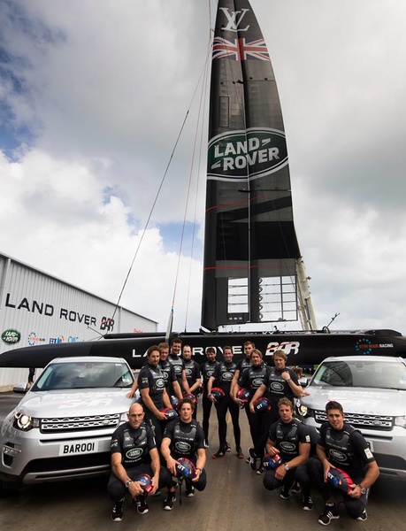 Команда Land Rover BAR на фоне своей новой лодки