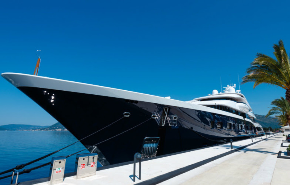 102-метровая мегаяхта Symphony в марине Porto Montenegro