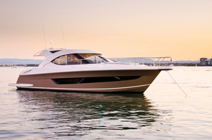 Riviera 4400 Sport Yacht