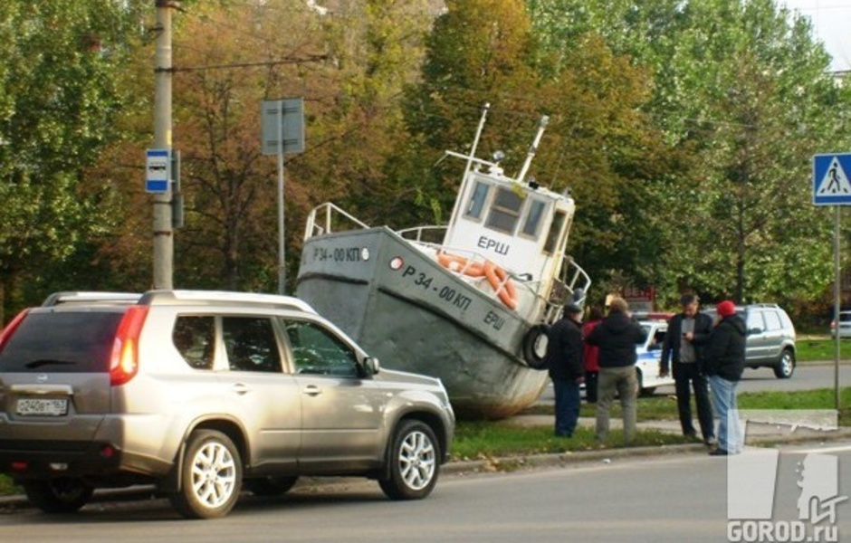 Тольятти. Лодка упала с "Камаза"...