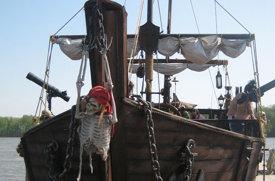 Retired carpenter builds custom pirate ship as pandemic project