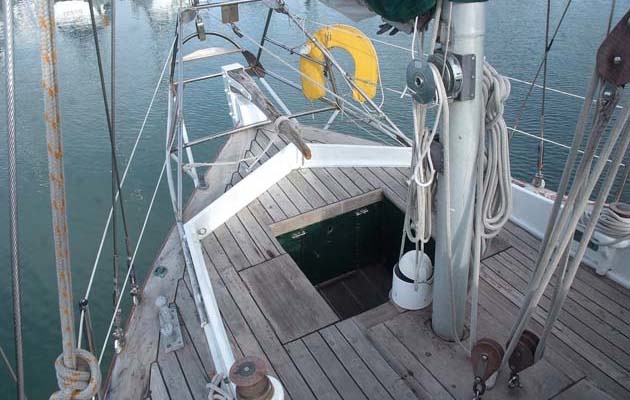 The Suhaili cockpit is very small, equipped with a breakwater. The steel aft cockpit hangs over the rudder feather to provide a fastening point for the bizzan geek. There was also a weathervane auto-rudder hanging in there.