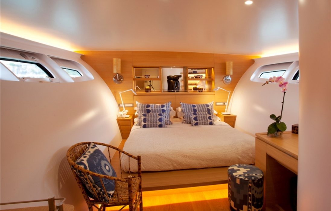 The walls of the owner's quarters diverge upwards like bud petals. By slightly expanding the hull a little above the waterline, the master suite has been made more spacious.