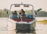 This is the benchmark among professional towboats in their own right. New look, updated ballast Switchback system with FastFill pumps and the biggest standard package in the series: ZFT4 motorized tower, two control monitors, new generation 5500 GDI Ilmor engine, premium Klipsch stereo system... And this is only part of a long list.