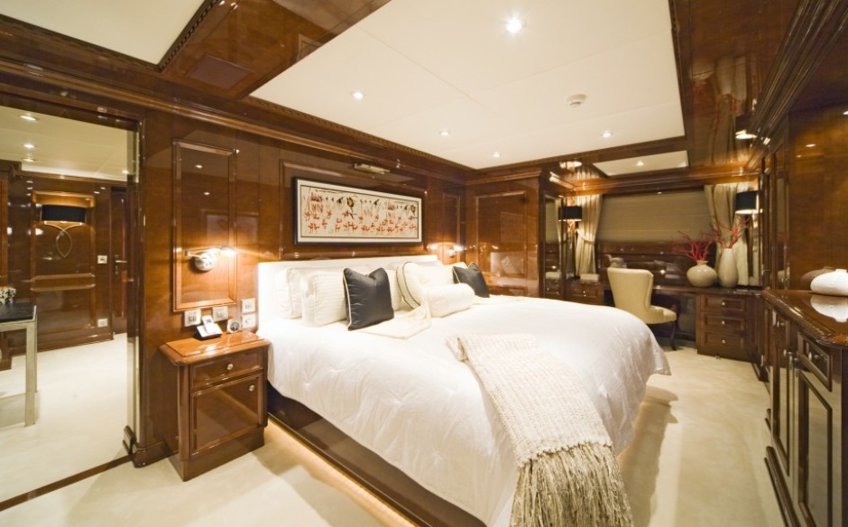 CMN Yacht Division Paramour