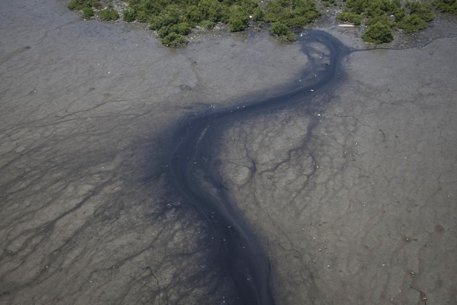 Неочищенные сточные воды создает темную полосу в водах залива Гуанабара. Фото сделано 19 ноября 2013 года