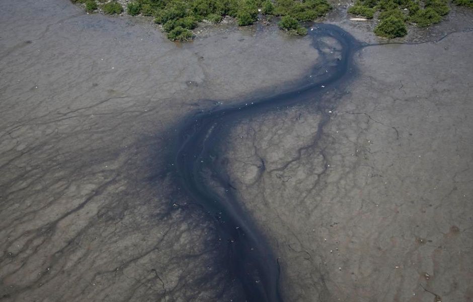 Неочищенные сточные воды создает темную полосу в водах залива Гуанабара. Фото сделано 19 ноября 2013 года