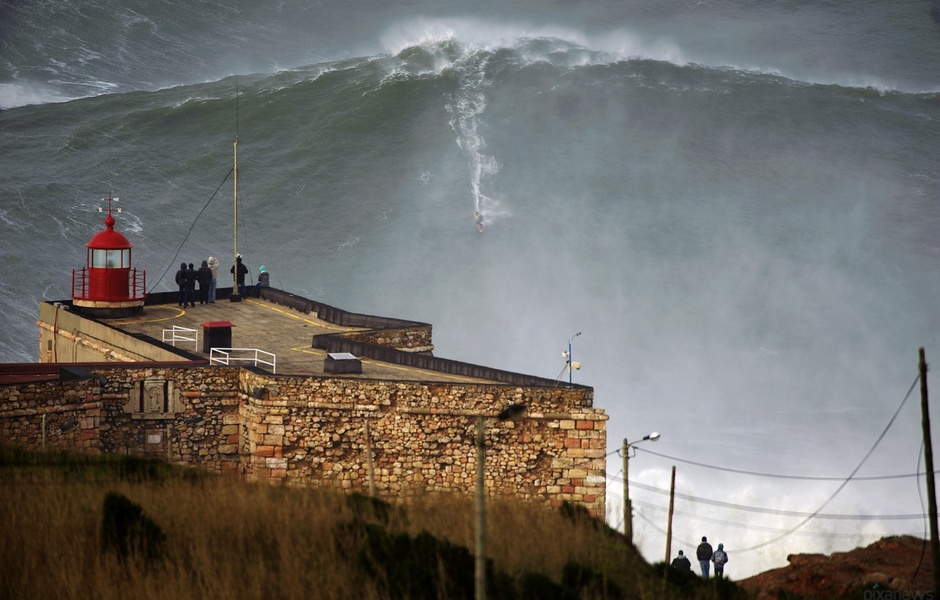 Кульминация. Сердце замирает у всех © АP Photo/To Mane/Nazare Qualifica
