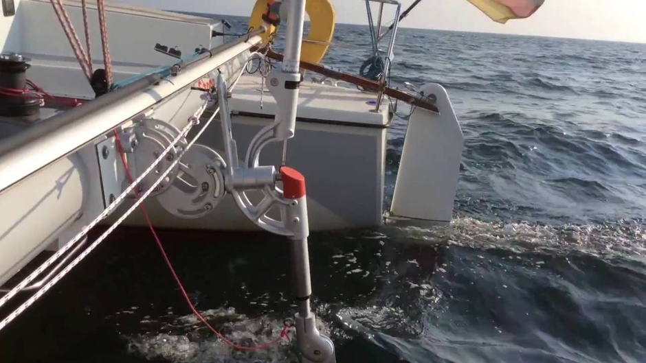 Servo pendulum drive on a catamaran