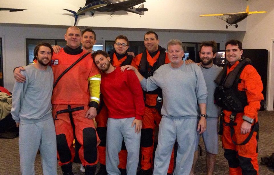 Экипаж Rainmaker со спасателями береговой охраны после успешной высадки на берег