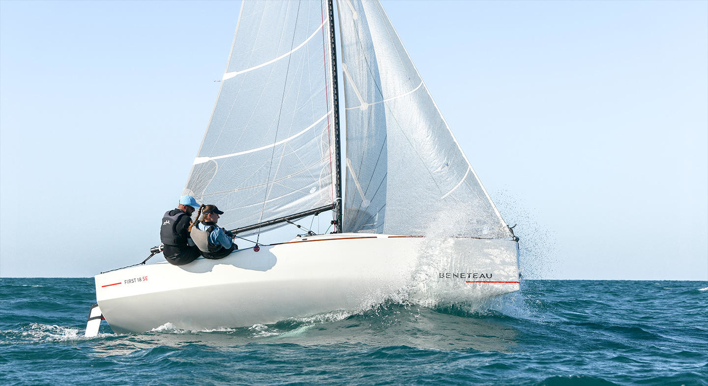 18 first. Beneteau 18. Генакер Парус. Подъемный киль. Beneteau first 42s7.