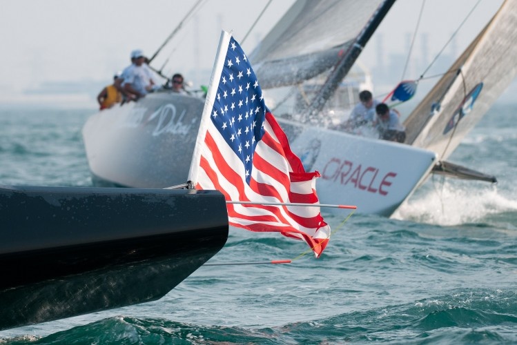 Яхта под американским флагом лидирует