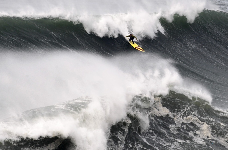 McNamara catches a wave in the ocean © AP Photo/Francisco Seco