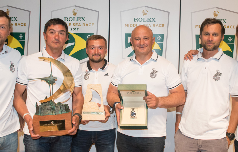 Экипаж команды Bogatyr Игоря Рытова на церемонии награждения Rolex Middle Sea Race 2017
