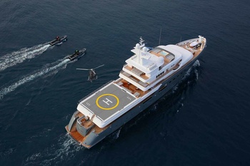 What yacht are the heroes &laquo;of Dovod&raquo; Christopher Nolan resting on?