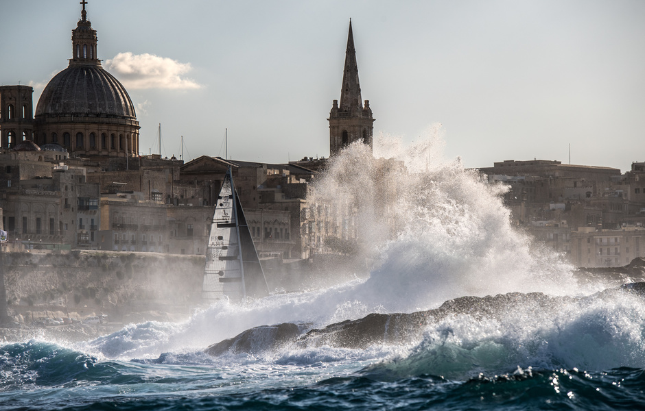 Stellar Racing Team пересекает финишную черту Rolex Middle Sea Race 2017