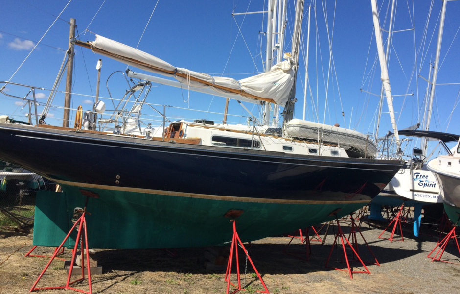 Example of a yacht with a long keel