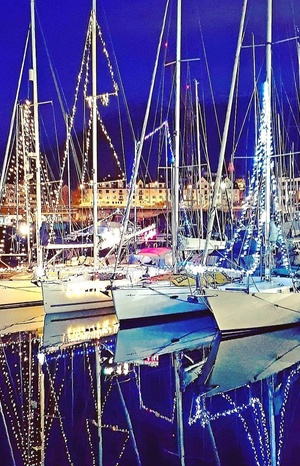 How many colored balloons on the boat