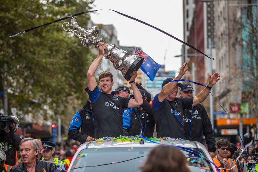 Emirates Team New Zealand со знаменитым трофеем на улицах Окленда