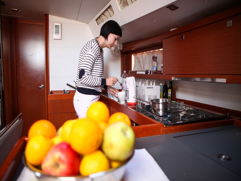 In addition to his direct duties, the cook can also contribute to the acceptance of the boat.
