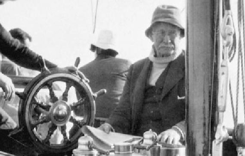 Строитель Hurrica V Уильям Оливер на борту своего детища, 1927 год