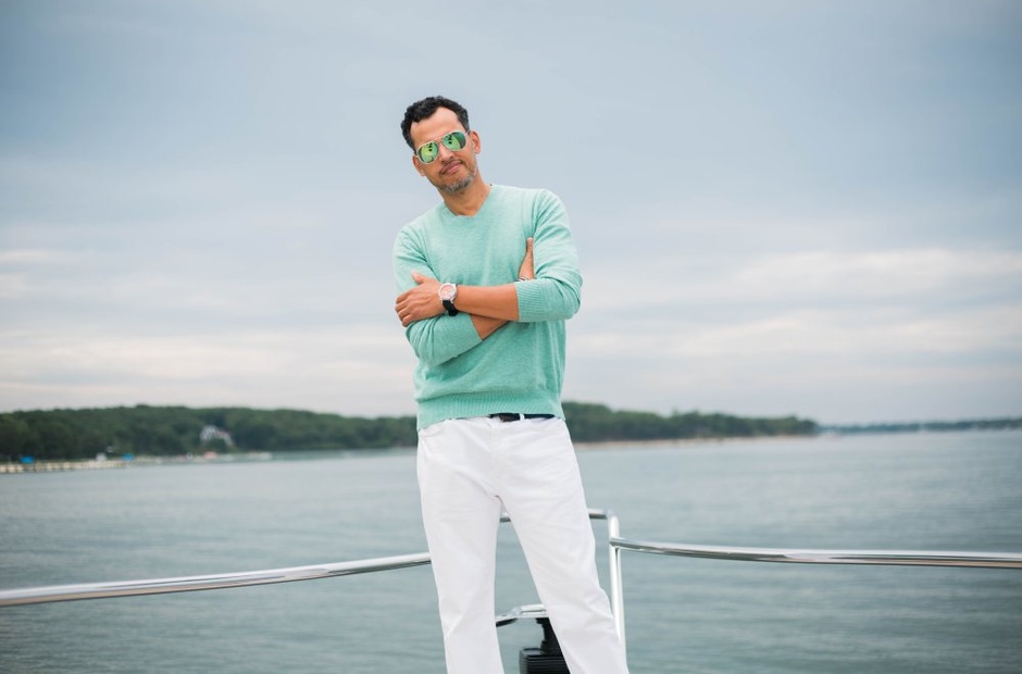 Recognition of the luxurious life of a yacht blogger.