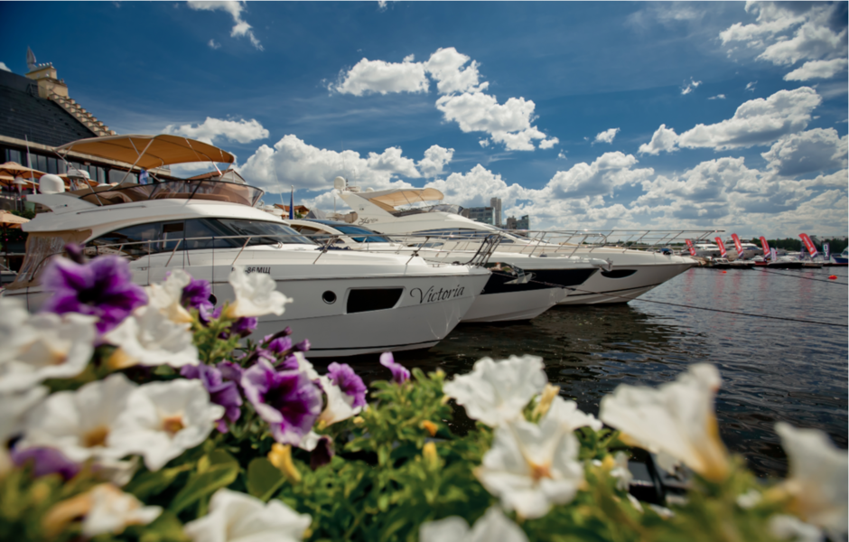 Цветущий Royal Yacht Club во время Moscow Yacht Show
