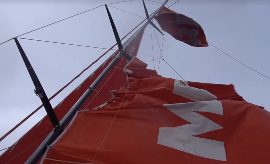 Damage to the mast MAPFRE, frame from the onboard video chronicle