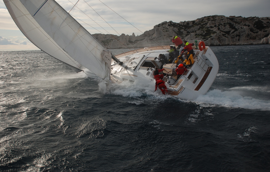Oceanis 54 в крепкий мистраль. Скорость более 15 узлов