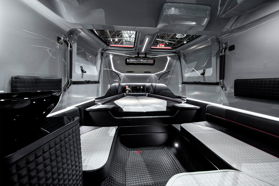 В каюте Brabus Shadow 900