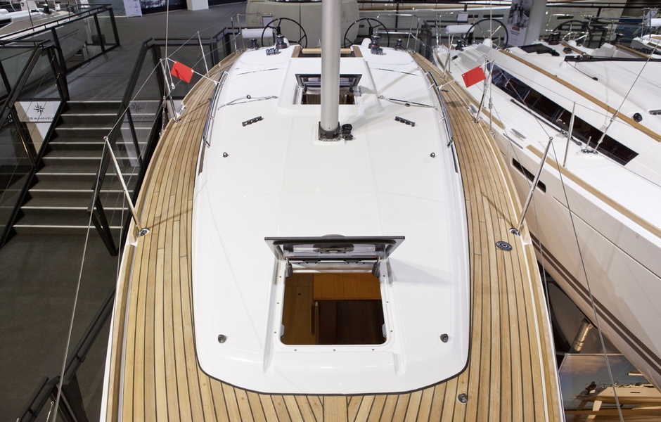 Плавно понижающаяся к корме палуба Jeanneau Sun Odyssey 349
