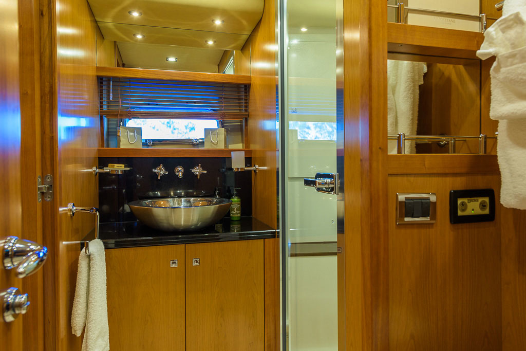 Each cabin, not to mention the owners' choir, has a private bathroom in marble with stylish bowl washbasins.
