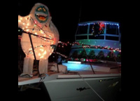 Говорят, эта лодка победила в одном из рождественских парадов. Видимо, судьи просто испугались.