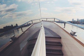 Which yacht to rent in Moscow