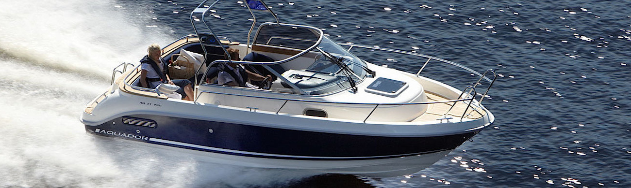 Watercraft featuring a walkable deck space around the cabin or console, allowing for easy access to the bow, stern and sides of the boat.