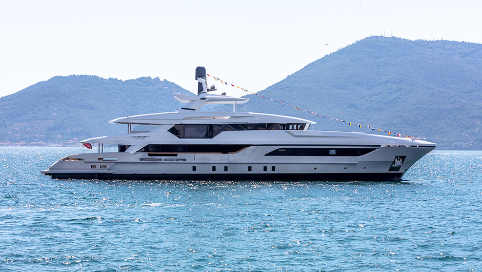 The Baglietto 48M T-Line is equipped with a pair of Caterpillar diesel engines, which give it a cruising speed of 12 knots and a maximum acceleration of 16 knots.