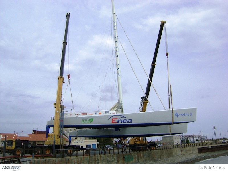 Lifting Gemini 3 in the port of Rio Gallegos