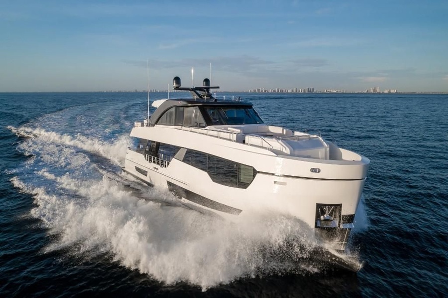 For its unusual design and bizarre materials for the yachting industry, the developers call Ocean Alexander 90R «revolutionary», hence the letter «R» in the name.