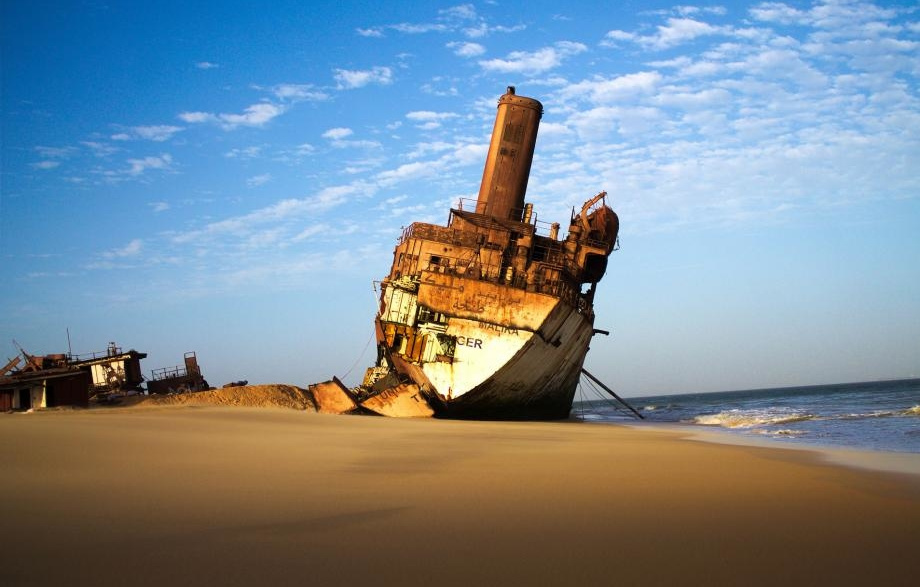 As the years passed. The economic situation in the city was changing not for the best. In the '80s, Nouadhibou was on the verge of a financial crisis. Accordingly, the number of ships coming here on their last voyage began to grow exponentially.