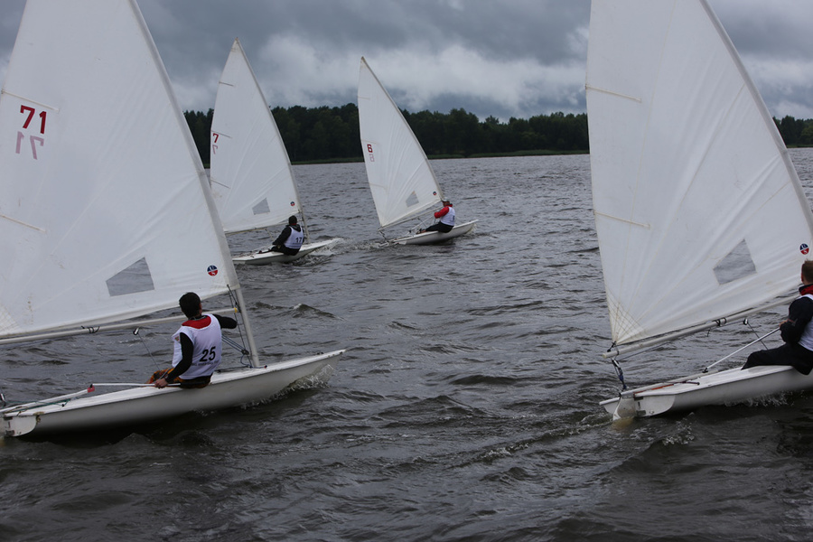 Many «races are held annually in Russia», including the national championship level. On the photo - regatta on «Rays» in Konakovo. 