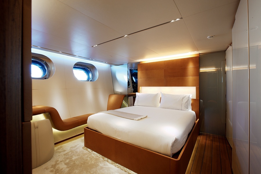 On the lower deck there are six equivalent cabins with queen size beds.