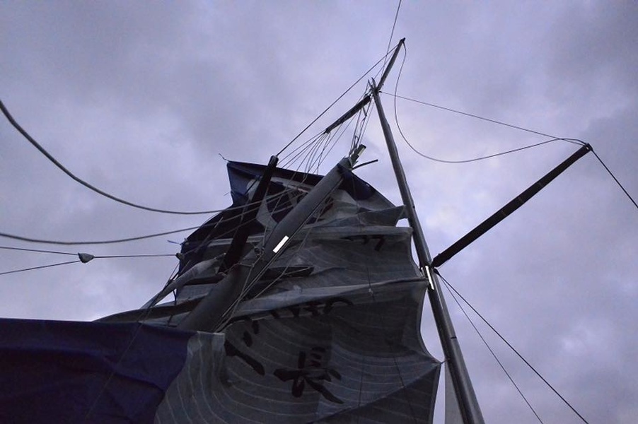 Spirit of Yukoh with a broken mast
