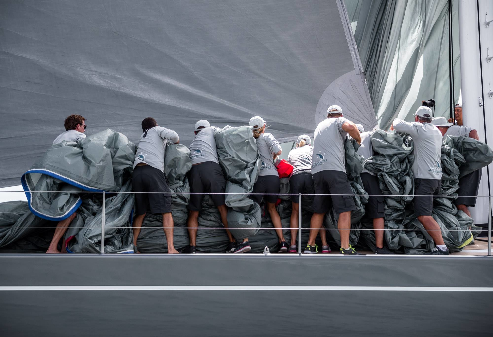 When you need to take out or take out a spinnaker, every pair of hands is precious. At work, the photographer seems to have caught the Silvertip team.