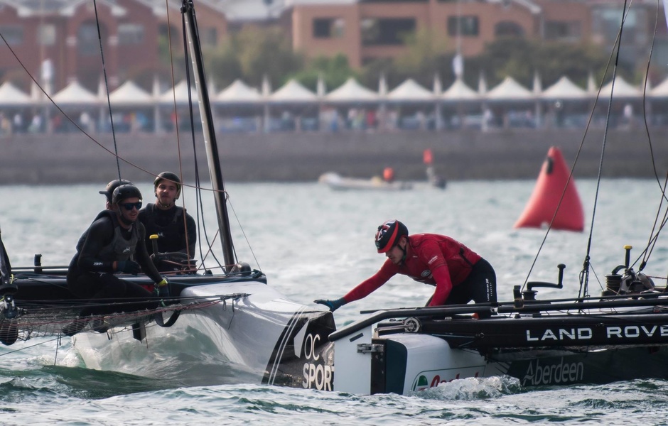 Столкновение Land Rover BAR Academy и NZ Extreme Sailing Team