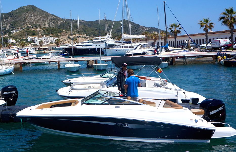 Up to 12 people can go for a walk on this boat.