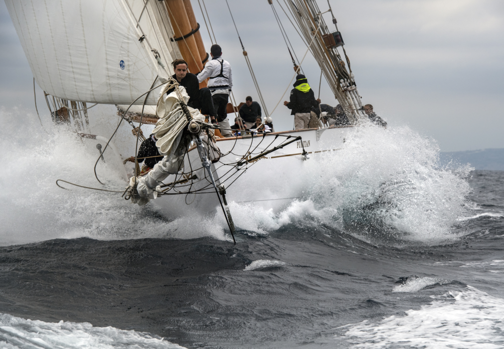 Except for the error in the last corner of the Fordewind, which allowed Naema to get a little closer, the Mariette of 1915 had an almost perfect race. After returning to the much calmer Bay of Naples from the leeward side of Capri, the team was a clear winner of the day with a handicap in mind. Puritan closed the fleet and left the race, allowing the 25.9m Orianda, the smallest of the four schooners, to become the third.