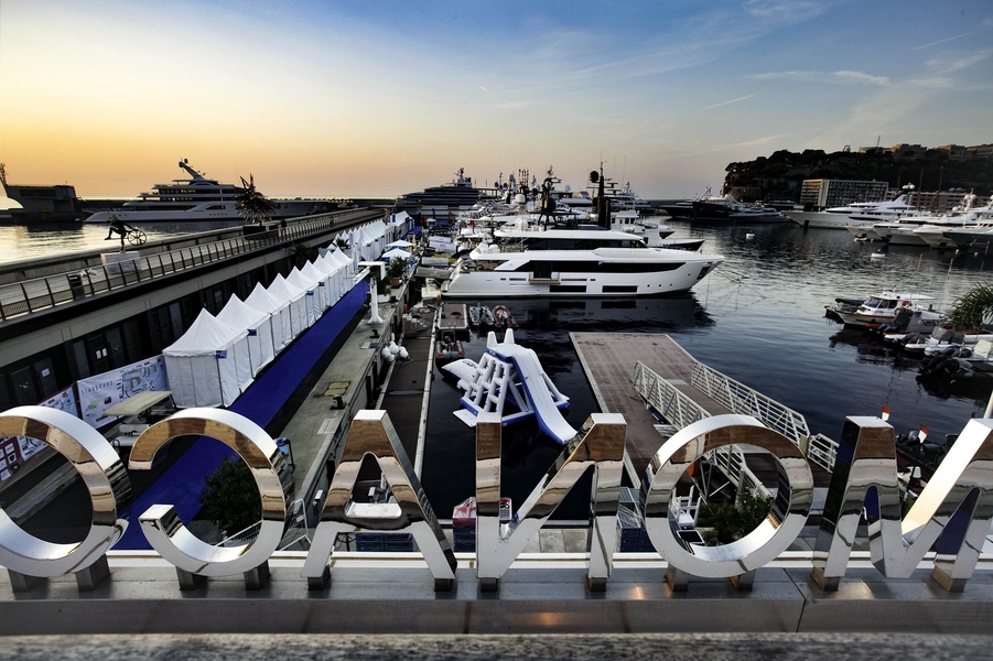 The roof of the Monaco Yacht Club offers a magnificent view of the port of Hercule.